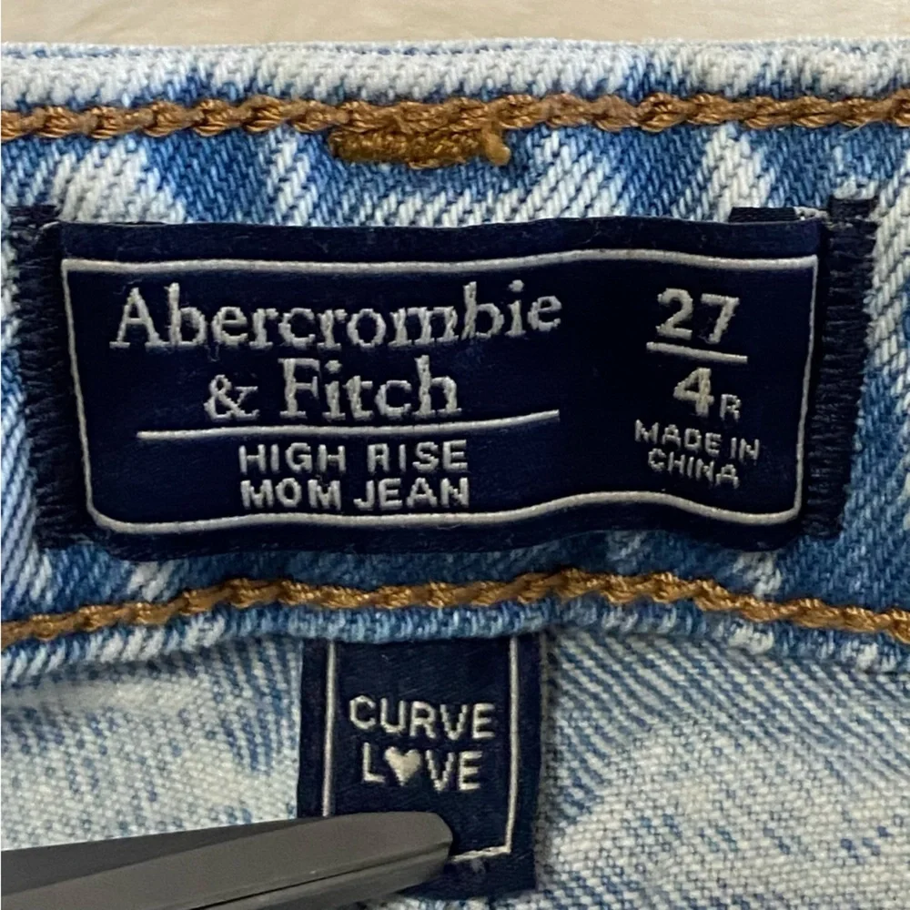 ABERCROMBIE & FITCH / Curve Love High Rise Mom Jean Acid Washed Size 27/4R